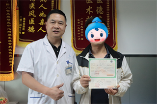 刘嵩医生与阿伟合照