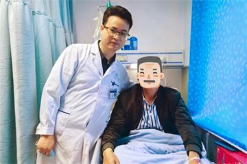 江西生殖医院泌尿外科医生张秋阳与赵大爷合影