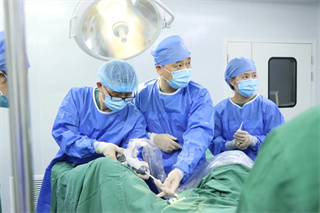 薛波新教授(左二)与胡华东主任(左一)联合实施瑞梦手术