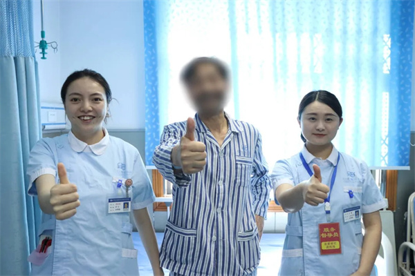 住院期间与护士合影