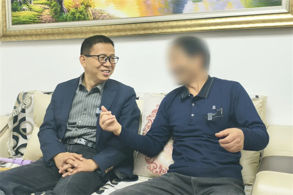 胡华东主任与孟大爷交谈