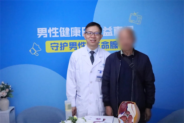 术后4个月，与胡华东主任合影
