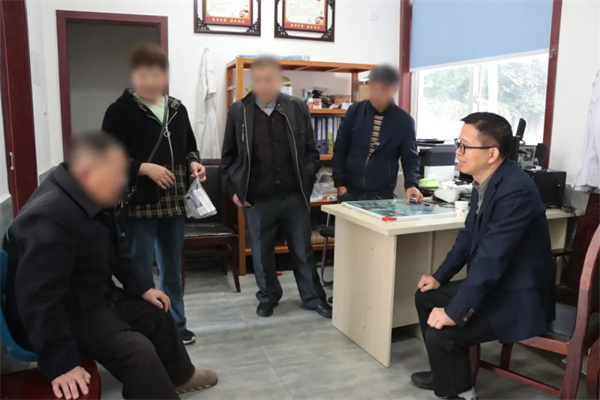 前列腺增生大爷专程来咨询